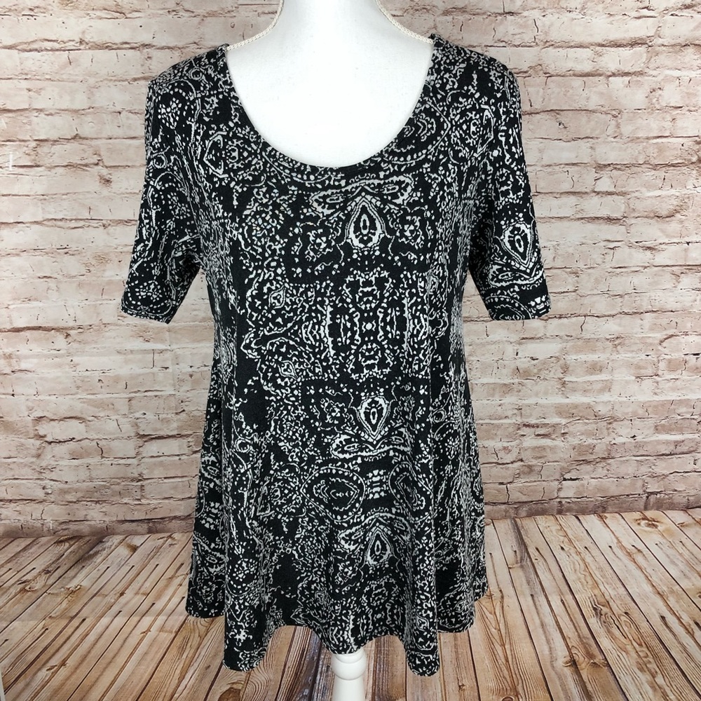 LuLaRoe Tunic Size M Black White Print Scoop Neck Top Stretch Casual EUC